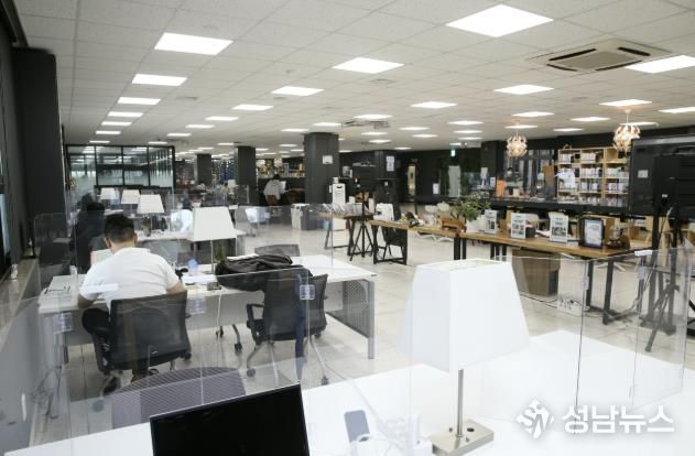 원미청정구역에서 청년들이 자유롭게 공간을 이용하고 있다.