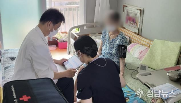 한 어르신이 통합돌봄 서비스를 통해 자택 진료를 받고 있다.