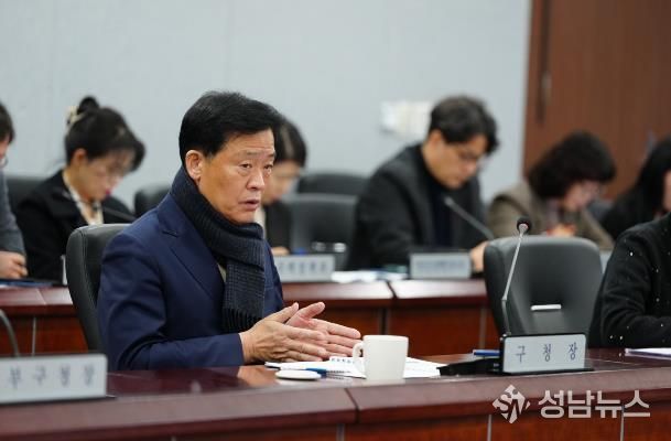 9일 현안정책회의에서 이승로 성북구청장이 설 명절을 앞두고 구민의 불편이 없도록 만전을 기할 것을 당부하고 있다.