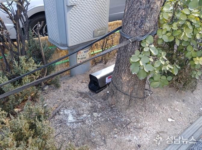 자동 셔터로 쥐를 생포하는 스마트 구서 장비 '바이퍼' 설치 모습