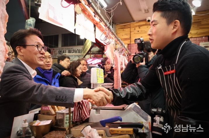 김민석 국무총리가 12일 설을 앞두고 물가를 점검하기 위해 청주 육거리종합시장을 찾아 상인들과 인사를 나누고 있다.