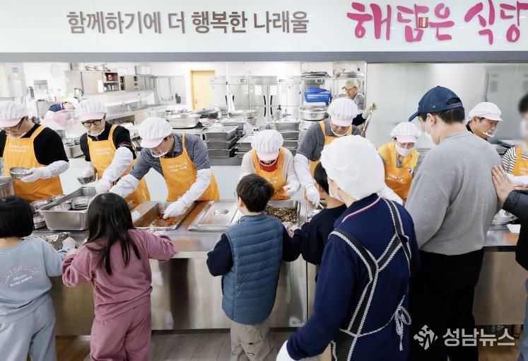 화성특례시의회 도시건설위원회 위원들이 나래울종합사회복지관에서 배식봉사를 하고 있다.