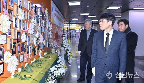 김정기 대구시장 권한대행, 지하철 화재사고 23주기 헌화 참배