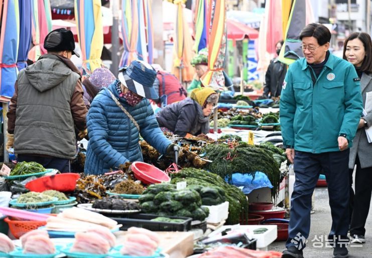 정종복 기장군수가 설을 맞아 기장시장 현장점검을 하고 있다.