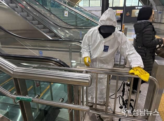 역사 내 방역 소독중인 사진