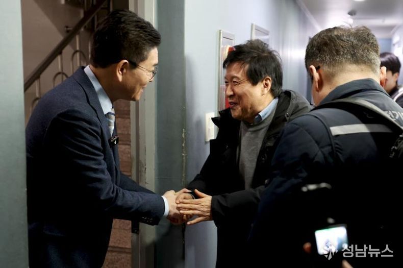지난 14일 정원오 성동구청장이 전국 최초로 성동구에서 추진 중인 ‘고시원 친환경 고효율 보일러 지원사업’ 관련 현장을 방문해 고시원 운영자와 인사를 나누고 있는 모습