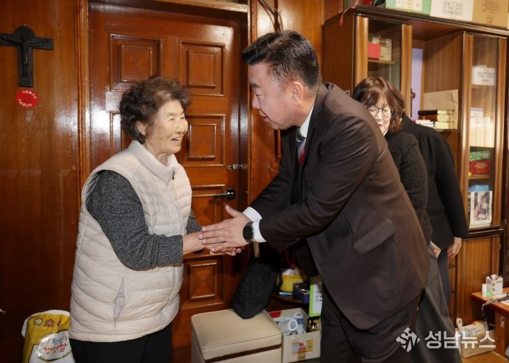 이범석 청주시장, 3·1절 앞두고 독립유공자 유족 위문. 사진(왼쪽부터 고 진공필 애국지사의 손자 김모 씨, 이범석 청주시장)
