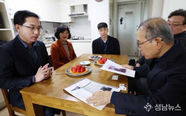 박희조 동구청장이 23일 고(故) 김상옥 애국지사의 손자 김세원님과 담소를 나누고 있다