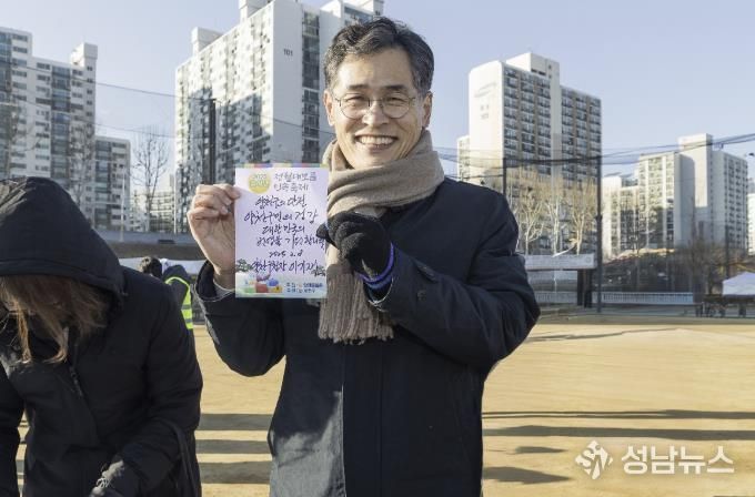 지난해 양천구, 정월대보름 민속축제에서 소원지를 작성한 이기재 양천구청장