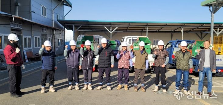 금산군 영농부산물 파쇄 작업반 참여자들이 기념사진을 찍고 있다.