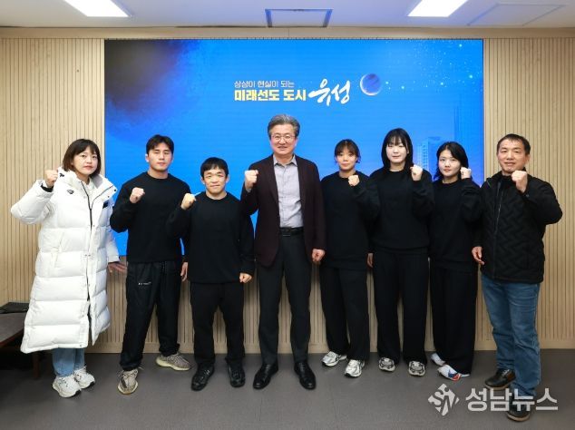 24일 유성구청 레슬링팀 선수단이 기념촬영을 하고 있다. / 왼쪽부터 홍향래 코치, 유선호 선수, 김성권 선수, 정용래 유성구청장, 조수빈 선수, 오채은 선수, 이나현 선수, 유배희 감독