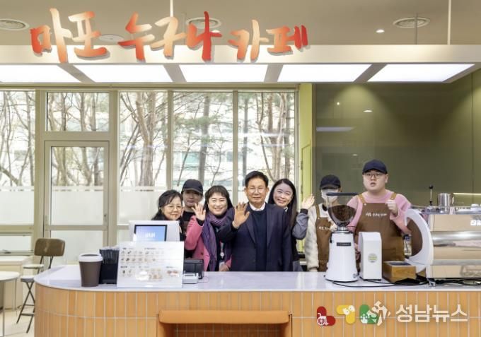 박강수 마포구청장이 ‘마포 누구나 카페’ 2호점 개소식에 참석해 장애인 공동대표 및 관계자들과 함께 기념촬영을 하고 있다.