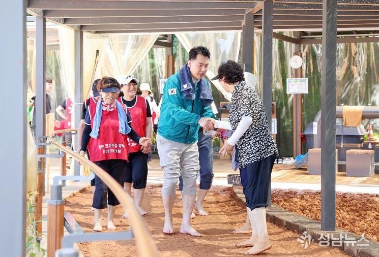 오언석 도봉구청장이 초안산근린공원 맨발 걷기 프로그램에 참여해 구민들과 인사를 나누고 있다