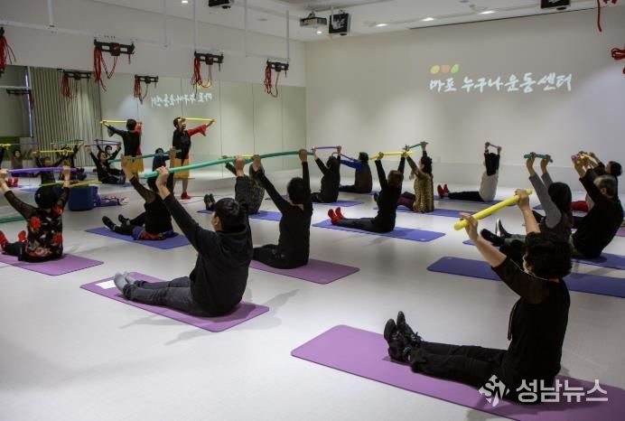 마포누구나운동센터에서 어르신들이 운동을 하고 있다.