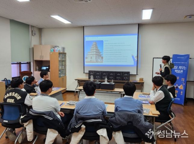 교과서 속 건축유산 교구재 활용 수업 진행 모습