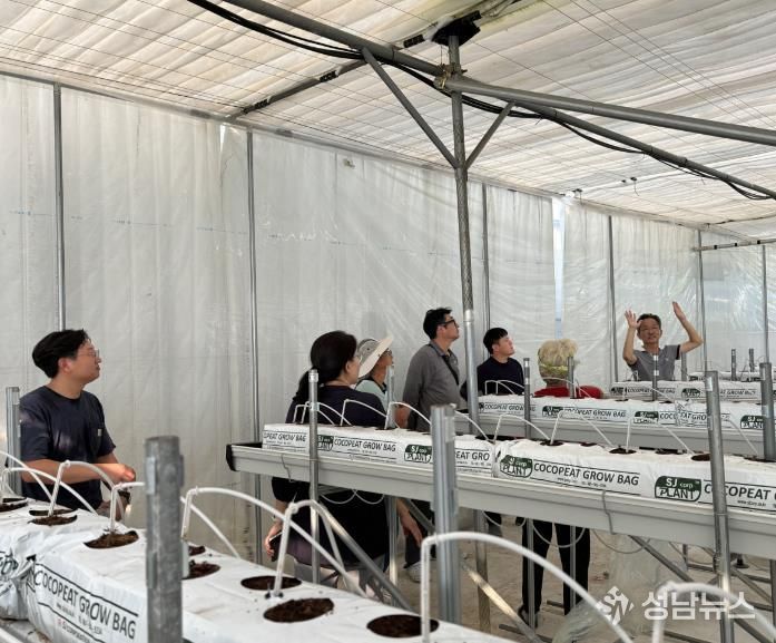 천안시농업기술센터가 스마트팜 운영 현장에서 컨설팅을 진행하고 있다.