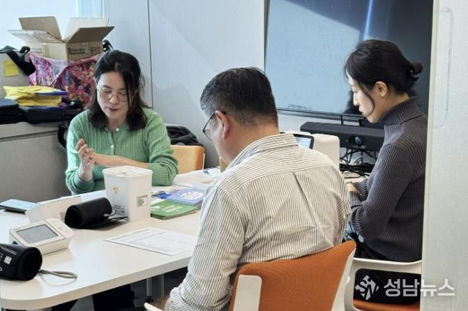 과천시 보건소가 관내 기업에서 진행한 '찾아가는 모바일 헬스케어' 모습