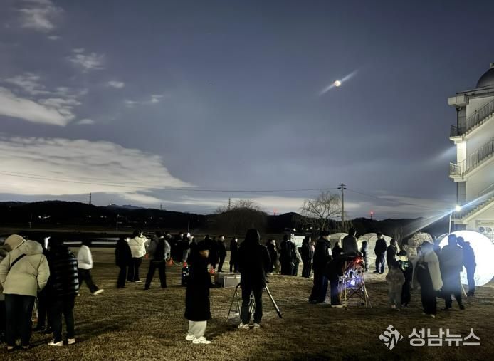 시흥시농업기술센터 천문관, 개기월식 공개관측 행사 성료… 시민 참여 성황