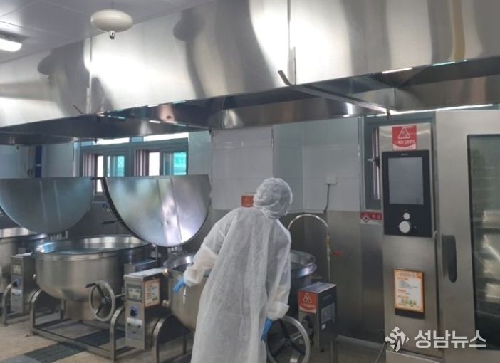 관내 유치원·학교 집단급식소 및 식재료 공급업체를 대상으로 위생 점검을 진행하고 있다.