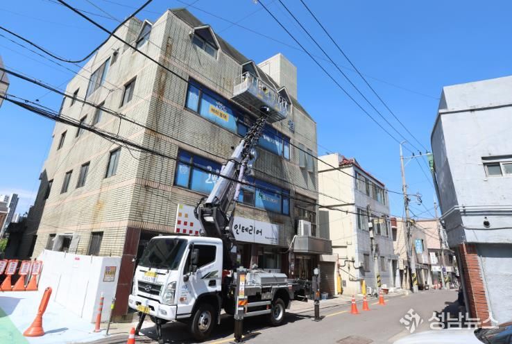 대구 중구, 주인 없는 간판 6월 말까지 무상 철거(지난해 노후 간판 철거중인 모습)