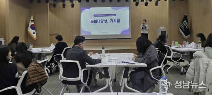 2026년 내외국인 문화다양성 강사 간담회를 열고 있다.