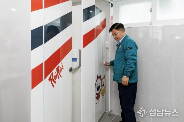 레드로드R2개방화장실을 점검하는 박강수 마포구청