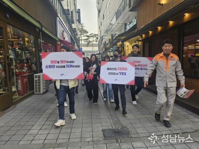 13일 중앙역 일원에서 ‘창문 가림 옥외간판 자진정비 캠페인’이 진행되고 있다.
