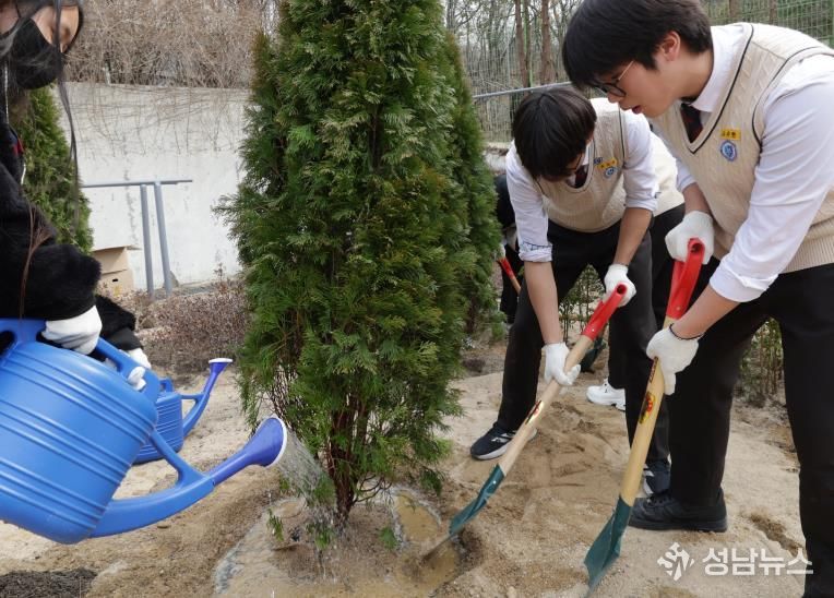 2026년 3월 미래산업과학고등학교에서 진행한 나무심기행사의 모습