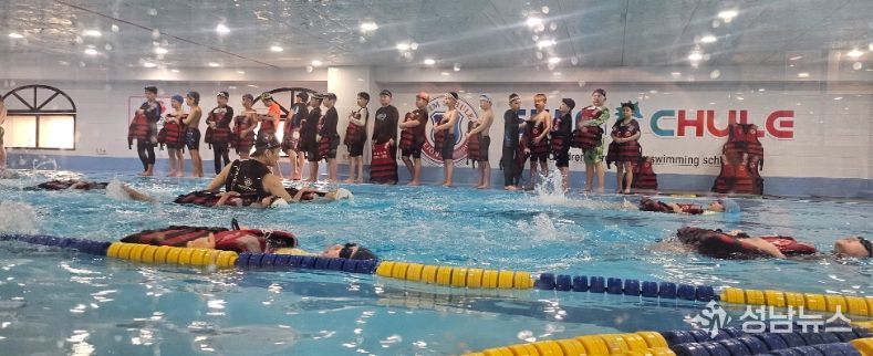 세종시 초등학생들의 생존수영 실기교육에 참여하는 모습