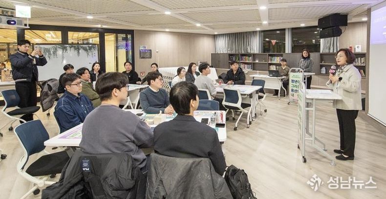 박희영 용산구청장이 지난달 용산정책네트워크 사전교육에서 인사말을 하고 있다