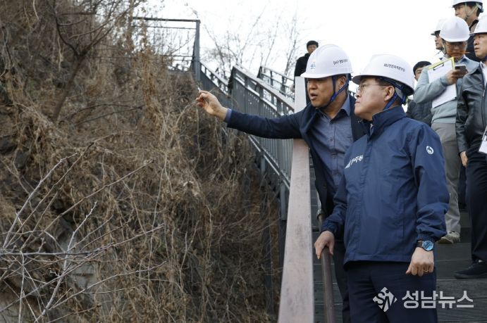 진교훈 서울 강서구청장(맨 앞)이 염창산 절개지를 찾아 현장 위험요소를 점검하고 있다.