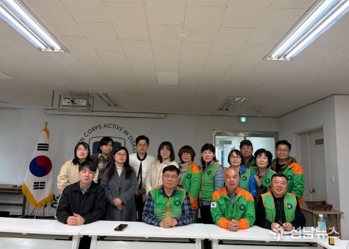 화성특례시 보건소 관계자와 자율방재단이 방제 관련 회의를 마친 후 기념 촬영을 하고 있다