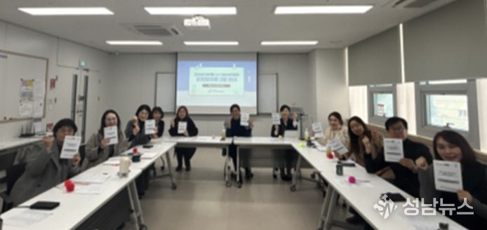 부천시 1388청소년지원단 운영협의회 참석자들이 기념촬영을 하고 있다. (제공=부천시청소년상담복지센터)