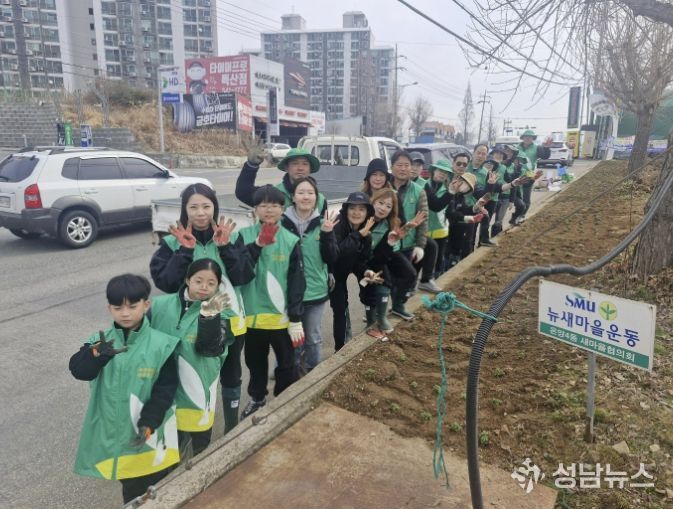 봄꽃 식재 봉사활동을 마친 후 단체 사진을 촬영하고 있다.