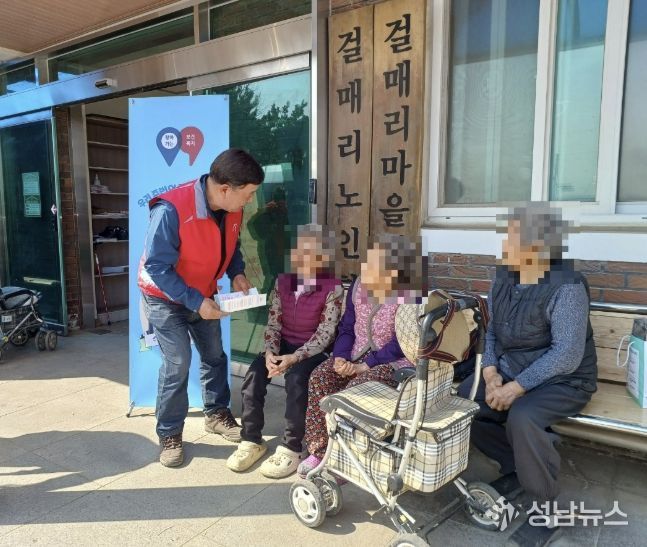 아산시 인주면 행복키움추진단이 복지사각지대 발굴 및 고독사 예방을 위한 홍보활동을 펼치고 있다.