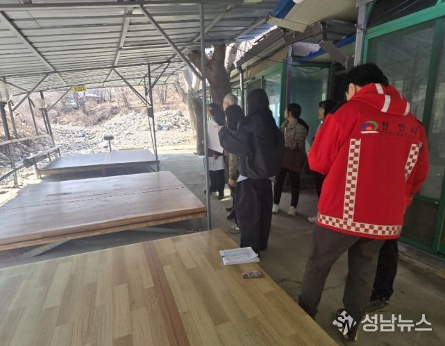 천안시 관계자들이 지난 23일 하천에서 불법 점용 시설물을 점검하고 현장 정비를 독려하고 있다.