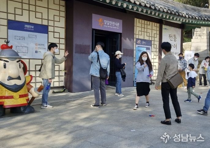 지난해 강감찬 전시관 앞마당에서 전통놀이를 즐기고 있는 가족들