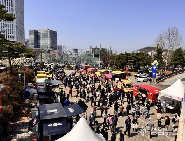 지난해 개최된 '부천 페스타-봄꽃여행'에서 푸드트럭 주변에 많은 시민들이 모여있다.