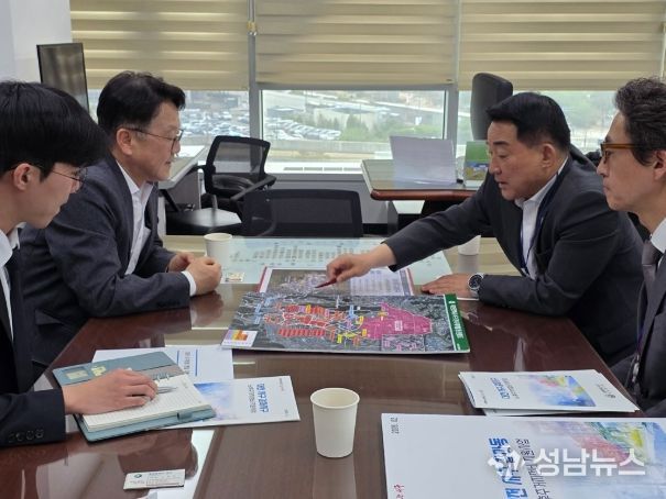 서철모 서구청장이 24일 세종청사 국토교통부 국토도시실에서 노후주거지정비 지원사업에 대해 논의하고 있다.