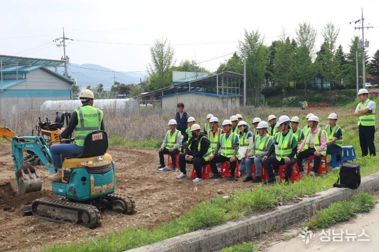 홍천군, '농업기계 활용 역량강화 및 안전사고예방' 농용굴착기와 트랙터 교육과정 운영
