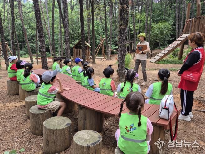지난해 어린이들이 청당2공원 유아숲체험원에서 정기수업을 받고 있다.