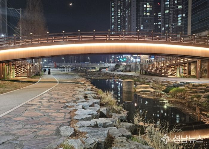 ‘화원 천내천 보행교량’빛의 명소로 재탄생!
