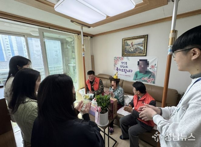 온양3동 행복키움추진단이 독거 어르신 가정을 방문해 생신을 축하하고 있다.