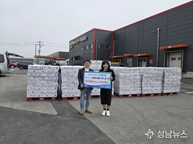 ㈜금산(대표 한동옥)과 시 관계자가 전달식 후 기념사진을 촬영하고 있다.