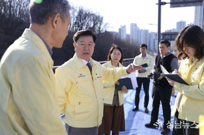 박승원 광명시장이 지난 13일 충훈대교를 방문해 안전 관리에 만전을 가해줄 것을 당부하고 있다.