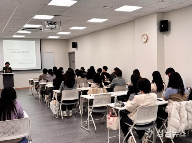 천안시도서관본부가 26일 사서직 공무원을 대상으로 직무교육을 진행하고 있다.