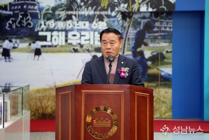 이재식 수원특례시의회 의장이 26일 수원박물관 1층 로비에서 열린 「수원박물관 특별기획전 ‘1980년대 수원, 그해 우리는’」 개막식에서 축사를 하고 있다