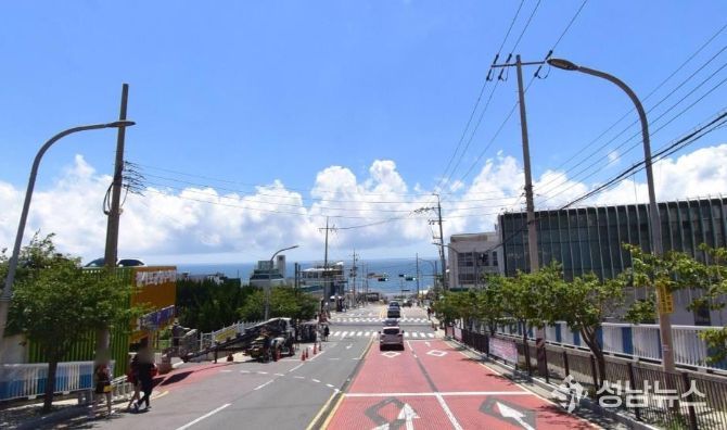 전선 지중화사업을 시행할 청사포 전경. 해변열차가 다니는 해운대 대표 관광지다.