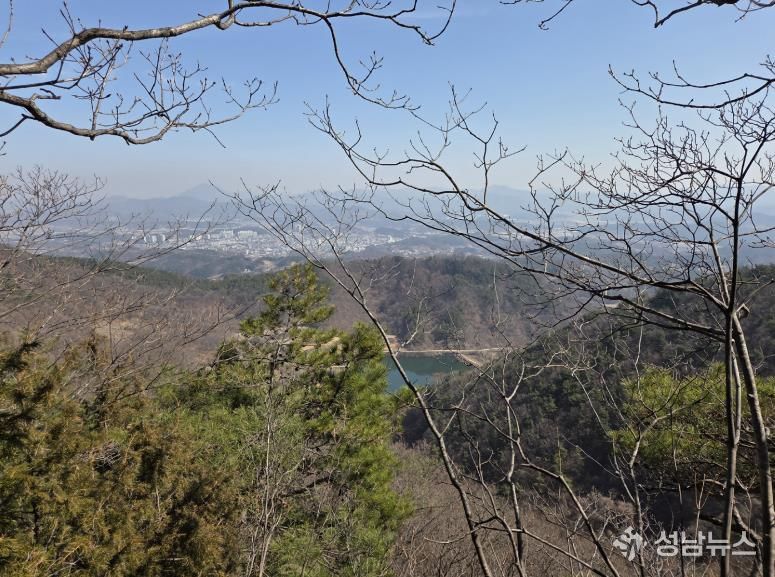 금산군 진악산 개삼터공원~물굴봉(관음봉) 구간 등산로에서 본 풍경