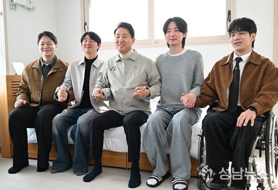 27일(금) 서해수호의 날을 맞아 위국헌신청년주택을 찾은 오세훈 서울시장이 부상제대군인들과 기념사진을 촬영하고 있다.